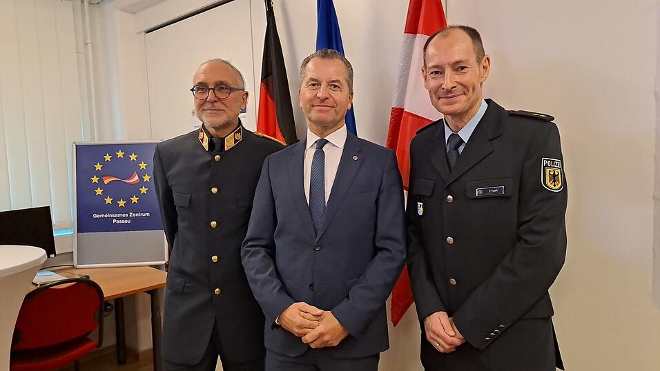 Erwin Pilgerstorfer von der Landespolizeidirektion Oberösterreich, Gerald Tatzgern vom Bundeskriminalamt in Wien und Thomas Eberl (Bundespolizeidirektion München, v. l.) präsentieren die Ermittlungserfolge. Erwin Pilgerstorfer von der Landespolizeidirektion Oberösterreich, Gerald Tatzgern vom Bundeskriminalamt in Wien und Thomas Eberl (Bundespolizeidirektion München, v. l.) präsentieren die Ermittlungserfolge.