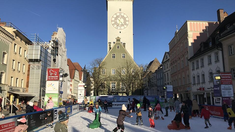 Bei freiem Eintritt tummeln sich sonntags im Lauf des Tages bis zu 500 Schlittschuhl&auml;ufer auf der Eisfl&auml;che.