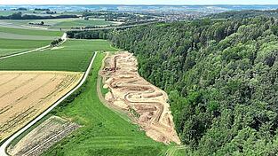 Die Renaturierungsarbeiten am Scheiblbach verlaufen planmäßig. Aufgrund des Fischereirechts herrscht jedoch bis 15. August Stillstand. Die aktuell zu sehenden Erdwälle dienen dem Schutz vor Starkregen.