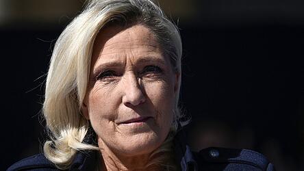 Marine Le Pen nutzte das Urteil, um sich als Opfer einer angeblich &bdquo;politischen Justiz&ldquo; zu inszenieren.