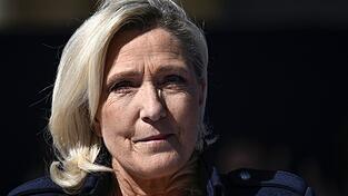 Marine Le Pen nutzte das Urteil, um sich als Opfer einer angeblich „politischen Justiz“ zu inszenieren. Marine Le Pen nutzte das Urteil, um sich als Opfer einer angeblich „politischen Justiz“ zu inszenieren.