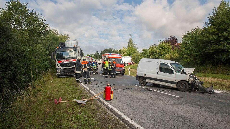Schwerer Unfall am Freitagmorgen bei Postau (Kreis Landshut). Dort kollidierte ein Auto auf der Gegenfahrbahn frontal mit einem Lastwagen.
