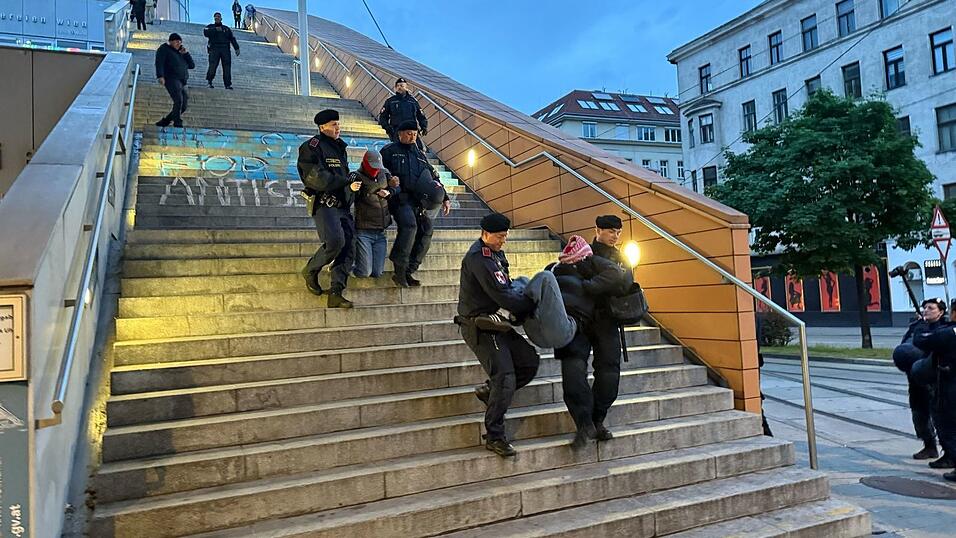 In der Nähe der Veranstaltungshalle wurden zudem 14 propalästinensische Aktivisten festgenommen. In der Nähe der Veranstaltungshalle wurden zudem 14 propalästinensische Aktivisten festgenommen.