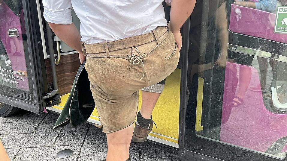 Da derzeit keine Züge Richtung Straubing rollen, nutzen Volksfestbesucher aus Plattling den Schienenersatzverkehr. Doch nicht alles lief in den ersten Tagen nach Plan. Da derzeit keine Züge Richtung Straubing rollen, nutzen Volksfestbesucher aus Plattling den Schienenersatzverkehr. Doch nicht alles lief in den ersten Tagen nach Plan.