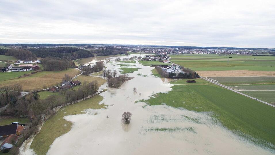 Durch den anhaltenden Regen und die Schneeschmelze war die Vils am Freitagmittag an einigen Stellen bei Vilsbiburg und Gerzen &uuml;ber die Ufer getreten. Einige Strassen waren somit nicht mehr passierbar und mussten gesperrt werden.