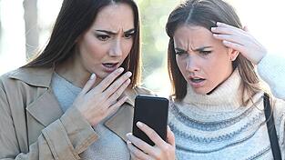 Der Nachrichteneingang auf dem Smartphone gleicht gerade beim Dating oft einer Jukebox an Emotionen schreiben die Autorinnen. Der Nachrichteneingang auf dem Smartphone gleicht gerade beim Dating oft einer Jukebox an Emotionen schreiben die Autorinnen.