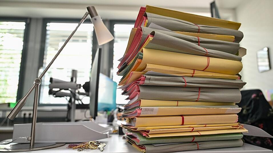 Bei den Staatsanwaltschaften wachsen die Aktenstapel weiter. (Symbolbild) Bei den Staatsanwaltschaften wachsen die Aktenstapel weiter. (Symbolbild)
