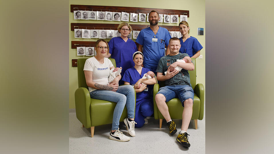 Das Team um Oberarzt Dr. Christian Batzlsperger freut sich mit den Eltern der Drillinge &uuml;ber ihr weitestgehend problemloses Heranwachsen in der Deggendorfer Neonatologie.