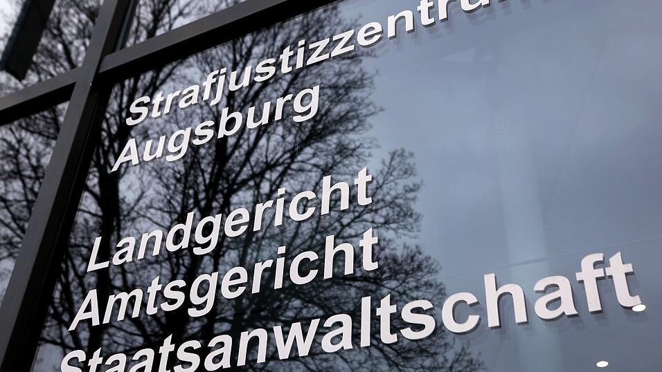 Ein 29-Jähriger soll eine Mutter von drei Kindern in Augsburg ermordet haben. Nun wurde er angeklagt. (Symbolbild)
