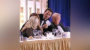 Ein Mann &uuml;berbringt Donald Trump (r.) eine Nachricht. Kurz darauf wird der Pr&auml;sident in Sicherheit gebracht.