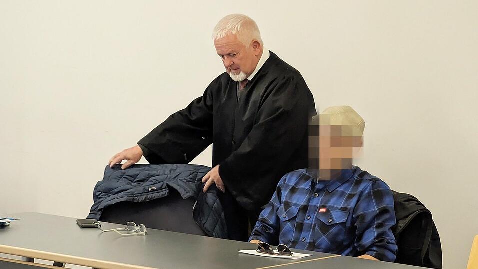 Strafverteidiger Stefan Artmann mit seinem Mandanten. Strafverteidiger Stefan Artmann mit seinem Mandanten.
