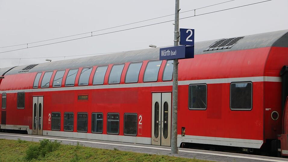Beim Donau-Isar-Express soll ein Halbstundentakt möglich werden. Anwohner fürchten dadurch allerdings eine höhere Lärmbelastung. Beim Donau-Isar-Express soll ein Halbstundentakt möglich werden. Anwohner fürchten dadurch allerdings eine höhere Lärmbelastung.