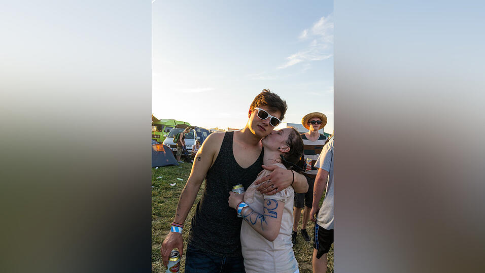 Ein Streifzug durch das Campinggelände: Trotz heißer Temperaturen sind die Festivalbesucher bestens gelaunt. (Foto: Susanne Raith) Ein Streifzug durch das Campinggelände: Trotz heißer Temperaturen sind die Festivalbesucher bestens gelaunt. (Foto: Susanne Raith)