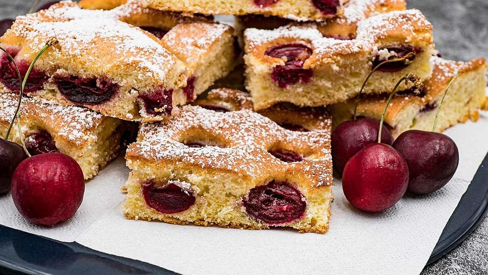 Kirschkuchen vom Blech ist gerade in den Sommermonaten ein Genuss.