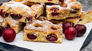 Kirschkuchen vom Blech ist gerade in den Sommermonaten ein Genuss.