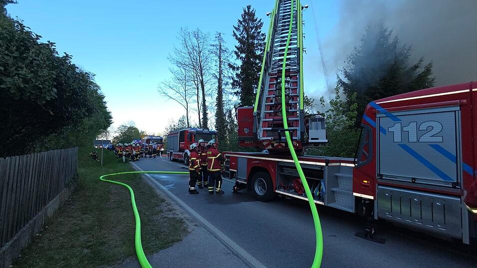 Zwei Personen seien leicht verletzt worden.