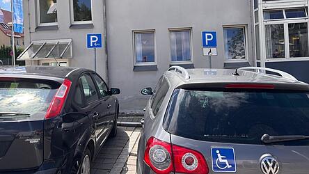 Ein gutes Ende: Die Strafzettel des Schönthalers, der berechtigterweise sein Fahrzeug auf dem Behindertenparkplatz abgestellt hatte, sind zurückgenommen. Ein gutes Ende: Die Strafzettel des Schönthalers, der berechtigterweise sein Fahrzeug auf dem Behindertenparkplatz abgestellt hatte, sind zurückgenommen.