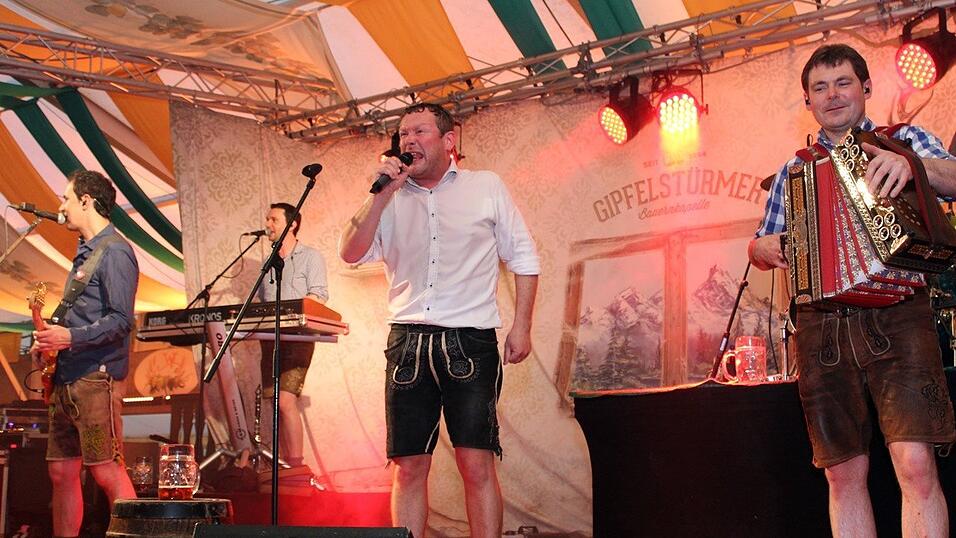 Die Fr&uuml;hjahrsdult 2017 in Landshut neigt sich dem Ende entgegen. Grund genug, noch einmal richtig in den Bierzelten zu feiern - abgerundet vom traditionellen Feuerwerk.