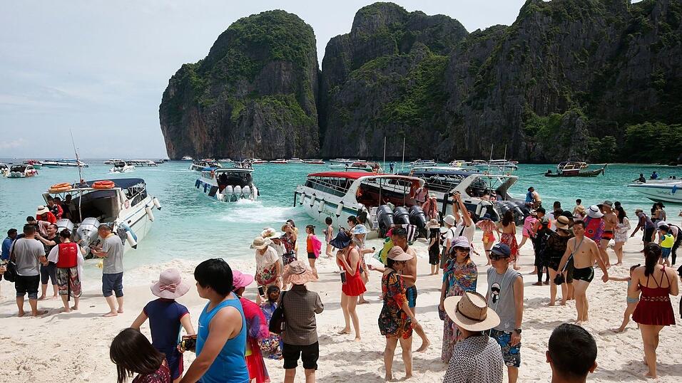 Im Jahr 2000 löste bereits der Film «The Beach» von Danny Boyle einen Touristenansturm aus. Opfer war die «Maya Bay» auf Phi Phi Island. (Archivbild) Im Jahr 2000 löste bereits der Film «The Beach» von Danny Boyle einen Touristenansturm aus. Opfer war die «Maya Bay» auf Phi Phi Island. (Archivbild)