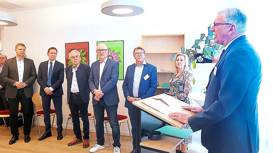 Der Vorstandsvorsitzende des Landshuter Netzwerks, Gerhard Witth&ouml;ft (rechts), begr&uuml;&szlig;t die G&auml;ste im neuen Tageszentrum (von links): Bezirkstagspr&auml;sident Olaf Heinrich, den Pr&auml;sidenten der Regierung von Niederbayern, Rainer Haselbeck, den stellvertretenden Landrat Fritz Wittmann und Oberb&uuml;rgermeister Alexander Putz. Ebenfalls im Bild: Netzwerk-Gesch&auml;ftsf&uuml;hrer J&uuml;rgen Handschuch und eine Mitarbeiterin.