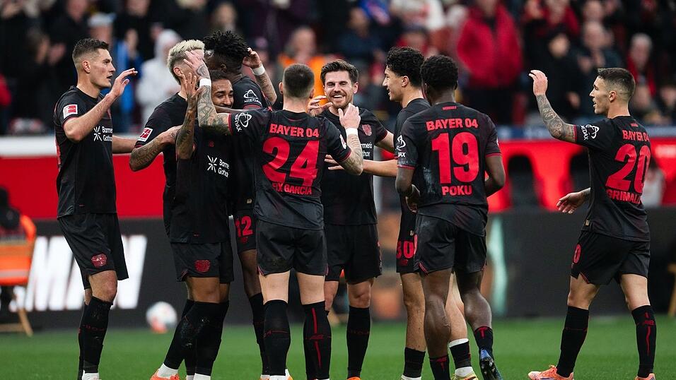 Bayer Leverkusen jubelt über den Treffer zum 2:0. Bayer Leverkusen jubelt über den Treffer zum 2:0.