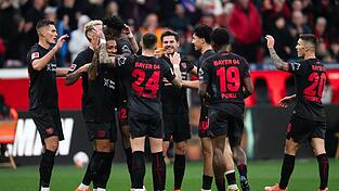 Bayer Leverkusen jubelt über den Treffer zum 2:0. Bayer Leverkusen jubelt über den Treffer zum 2:0.