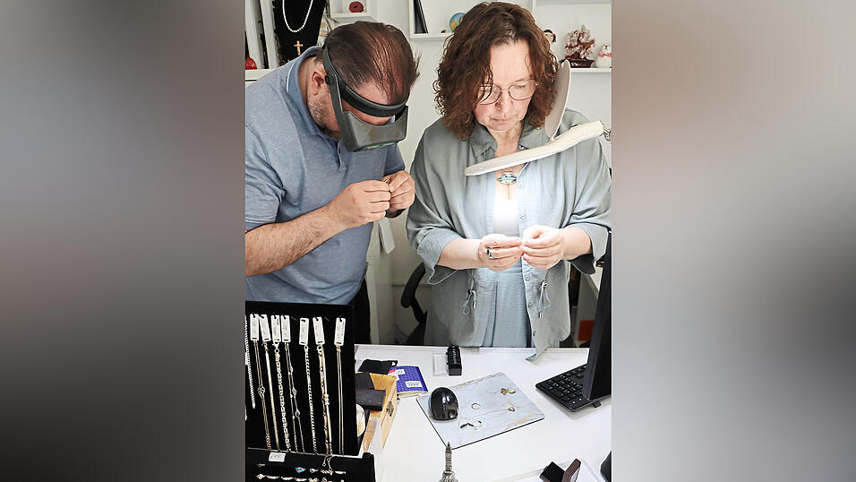 Wladislaw und Irina Kugler prüfen den Schmuck, den ihnen ein Kunde vorbeigebracht hat, auf Echtheit. Das meiste ist Modeschmuck, aber nicht nur. Eine Kette müssen sie genauer prüfen. Wladislaw und Irina Kugler prüfen den Schmuck, den ihnen ein Kunde vorbeigebracht hat, auf Echtheit. Das meiste ist Modeschmuck, aber nicht nur. Eine Kette müssen sie genauer prüfen.