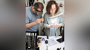 Wladislaw und Irina Kugler prüfen den Schmuck, den ihnen ein Kunde vorbeigebracht hat, auf Echtheit. Das meiste ist Modeschmuck, aber nicht nur. Eine Kette müssen sie genauer prüfen. Wladislaw und Irina Kugler prüfen den Schmuck, den ihnen ein Kunde vorbeigebracht hat, auf Echtheit. Das meiste ist Modeschmuck, aber nicht nur. Eine Kette müssen sie genauer prüfen.