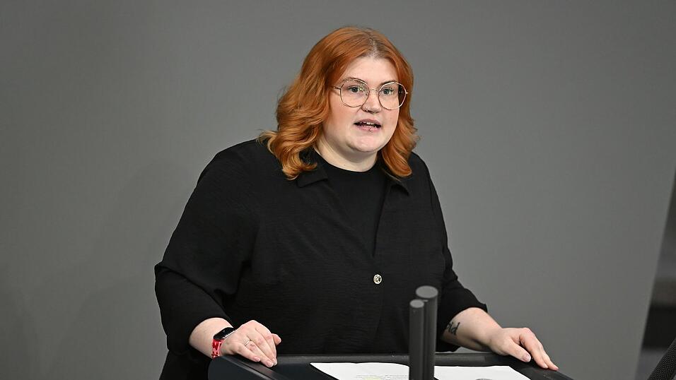 Aus Sicht der Linken-Rentenexpertin Sarah Vollath sind die großen Unterschiede zwischen Beamtenpensionen und Renten ungerecht. (Archivbild) Aus Sicht der Linken-Rentenexpertin Sarah Vollath sind die großen Unterschiede zwischen Beamtenpensionen und Renten ungerecht. (Archivbild)