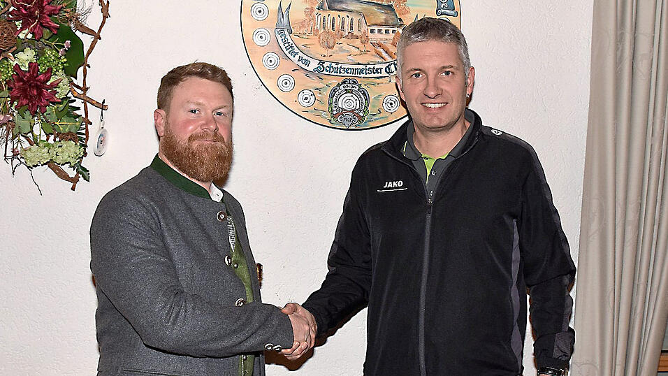 Zweiter Sportleiter Matthias Gebhardt (links) gratulierte Mannschaftsführer Thomas Aumann zum erfolgreichen Erreichen des Aufstiegskampf der Ersten Luftgewehr-Mannschaft zur 2. Bundesliga. Zweiter Sportleiter Matthias Gebhardt (links) gratulierte Mannschaftsführer Thomas Aumann zum erfolgreichen Erreichen des Aufstiegskampf der Ersten Luftgewehr-Mannschaft zur 2. Bundesliga.