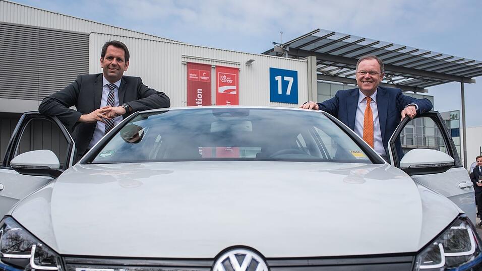 Als Ministerpräsident sitzt Lies (l) für Niedersachsen im VW-Aufsichtsrat. Auch 2015 war er dabei – als Wirtschaftsminister an der Seite des früheren Regierungschefs Stephan Weil (r). (Archivbild)