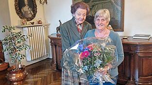 &bdquo;Lassen Sie uns in Kontakt bleiben&ldquo;, sagte Monica Gr&auml;fin von Arco auf Valley bei der Verabschiedung von Anges Frischhut, der sie herzlich dankte.