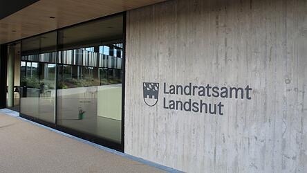 Im Landratsamt in Essenbach wurde der Landkreishaushalt 2026 diskutiert und verabschiedet.