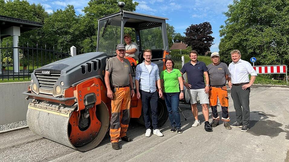 Bürgermeister Josef Beham (v. r.) mit Bauleiter Christoph Geiss von der Firma Schaupp (3. v. r.), Bauamtsleiterin Sabine Forstner, Thomas Ebner von der OBW-Ingenieurgesellschaft und Mitarbeitern der Firma Schaupp Bürgermeister Josef Beham (v. r.) mit Bauleiter Christoph Geiss von der Firma Schaupp (3. v. r.), Bauamtsleiterin Sabine Forstner, Thomas Ebner von der OBW-Ingenieurgesellschaft und Mitarbeitern der Firma Schaupp