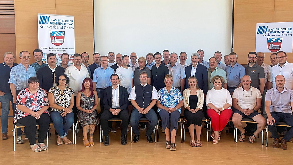 Die Bürgermeister des Landkreises Cham zusammen mit Landrat Christian Schindler. Die Bürgermeister des Landkreises Cham zusammen mit Landrat Christian Schindler.