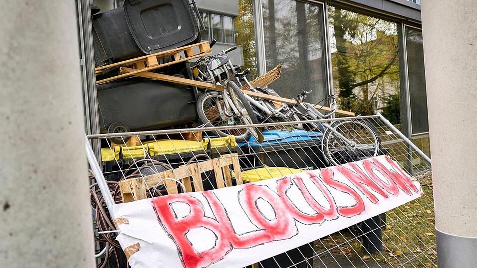 An einem Institut der Freien Universität Berlin haben Studentinnen und Studenten in dieser Woche Eingänge blockiert. Der Protest stand im Zusammenhang mit den Demonstrationen der Gruppierung «Gen Z regelt» an diesem Samstag. An einem Institut der Freien Universität Berlin haben Studentinnen und Studenten in dieser Woche Eingänge blockiert. Der Protest stand im Zusammenhang mit den Demonstrationen der Gruppierung «Gen Z regelt» an diesem Samstag.