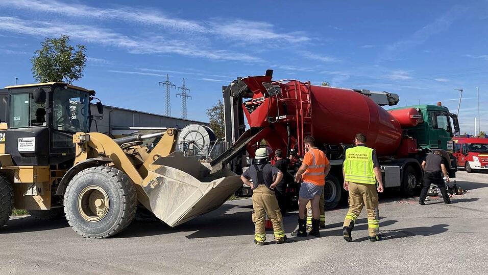 Zahlreiche Einsatzkräfte waren vor Ort, der Verletzte wurde per Rettungshubschrauber ins Krankenhaus gebracht. Zahlreiche Einsatzkräfte waren vor Ort, der Verletzte wurde per Rettungshubschrauber ins Krankenhaus gebracht.