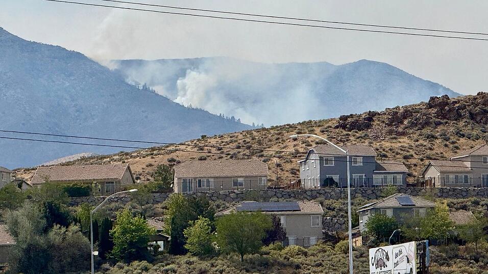 Zehntausende m&uuml;ssen aufgrund des sich weiter ausbreitenden Brandes bei Reno aus ihren H&auml;usern fliehen.