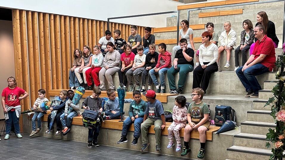 Die neuen Erstklässler (vorne) an ihrem ersten Schultag: Sie wurden in die Gemeinschaft aufgenommen. Die neuen Erstklässler (vorne) an ihrem ersten Schultag: Sie wurden in die Gemeinschaft aufgenommen.