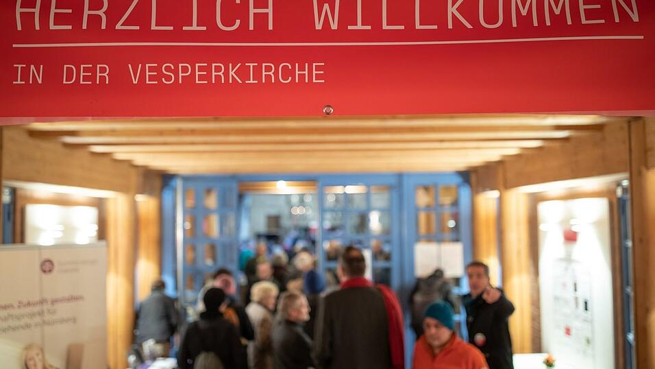 Neben einem erschwinglichen und mancherorts kostenlosen Essen laden die «Vesperkirchen» laut Diakonie Bayern vielerorts auch zu Konzerten und Gottesdiensten ein. (Archivbild)
