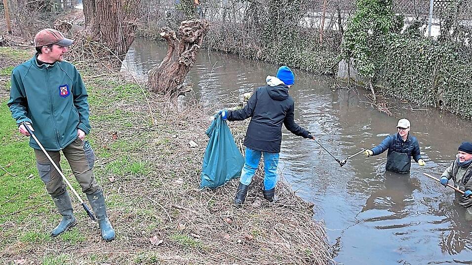 Waren bereits fr&uuml;h unterwegs: Der Moosburger Anglerverein am M&uuml;hlbach, denn der fr&uuml;he Vogel f&auml;ngt den Wurm.