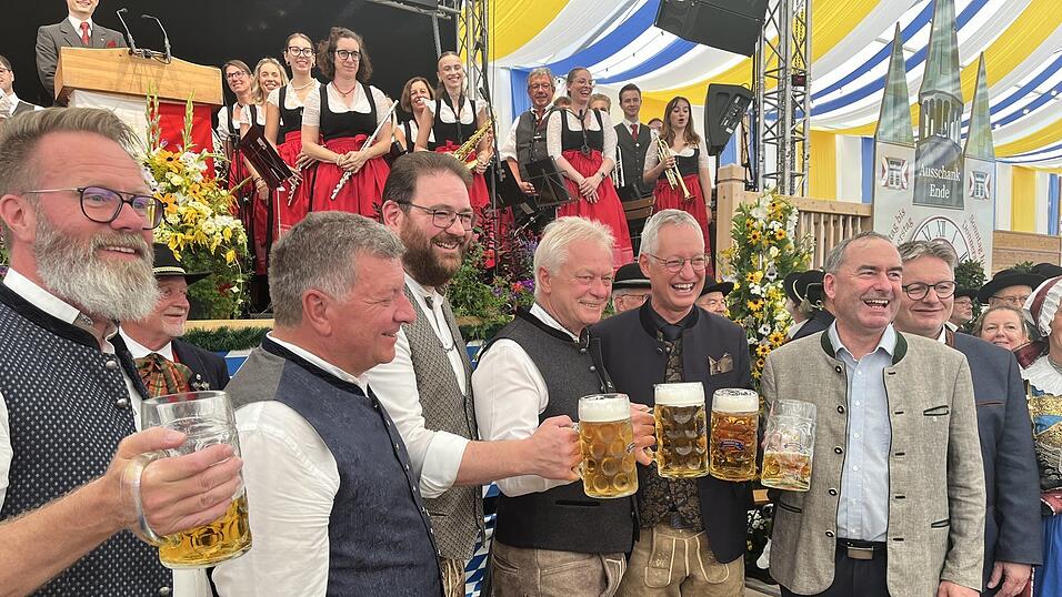 Bundeslandwirtschaftsminister Alois Rainer (Mitte) eröffnete am Samstagvormittag das Straubinger Gäubodenvolksfest. Bundeslandwirtschaftsminister Alois Rainer (Mitte) eröffnete am Samstagvormittag das Straubinger Gäubodenvolksfest.