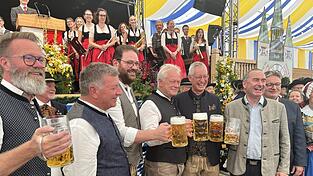Bundeslandwirtschaftsminister Alois Rainer (Mitte) eröffnete am Samstagvormittag das Straubinger Gäubodenvolksfest. Bundeslandwirtschaftsminister Alois Rainer (Mitte) eröffnete am Samstagvormittag das Straubinger Gäubodenvolksfest.