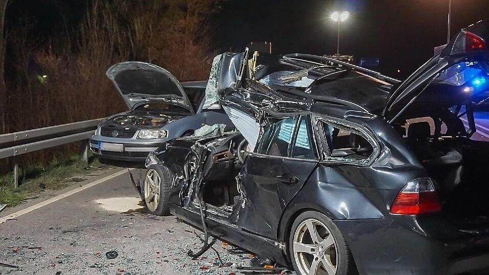 Auf der B20 bei Straubing hat sich am Mittwochabend ein schwerer Unfall ereignet. Auf der B20 bei Straubing hat sich am Mittwochabend ein schwerer Unfall ereignet.