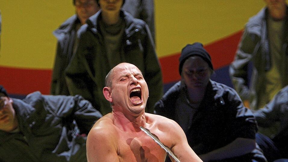 'Die Verfolgung und Ermordung Jean Paul Marats', hier in einer Auff&uuml;hrung am Schauspielhaus Hamburg im Jahr 2008, sorgte 1972 in Regensburg f&uuml;r einen Theaterskandal.