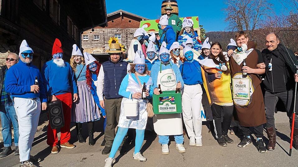 Auch der Trachtenverein hatte - als Schl&uuml;mpfe verkleidet - eine L&ouml;sung f&uuml;r das Osserbier parat.