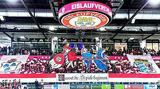 Auch wenn die Ränge zum Saisonauftakt in der VR-Bank Landshut Arena nicht ganz gefüllt waren - Mannschaft und Fans präsentierten sich beim fulminanten 8:1-Erfolg über Ravensburg gleich in Hochform.