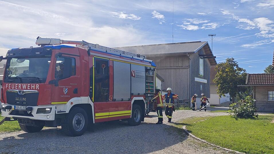 Auf einem landwirtschaftlichen Anwesen bei Vilsbiburg ist am Sonntag ein Feuer ausgebrochen. Auf einem landwirtschaftlichen Anwesen bei Vilsbiburg ist am Sonntag ein Feuer ausgebrochen.