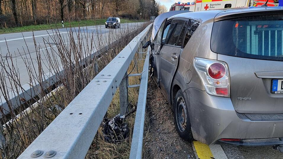 Laut Angaben der Polizei sind an einem Unfall auf der A93 drei Autos beteiligt gewesen.