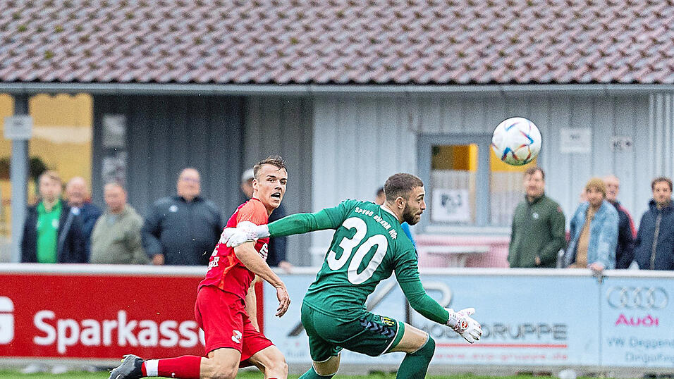 Den Deckel drauf auf den klaren Heimsieg gegen Bayern Hof macht Hankofens Joker Vikor Harlander mit seinem 4:0 in der Nachspielzeit. Hofs Keeper Lukas Kycek kann dem Ball nur hinterherschauen. Den Deckel drauf auf den klaren Heimsieg gegen Bayern Hof macht Hankofens Joker Vikor Harlander mit seinem 4:0 in der Nachspielzeit. Hofs Keeper Lukas Kycek kann dem Ball nur hinterherschauen.